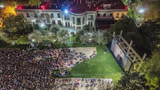 For the space of a few hours, the Presidential Heliport Garden turned into a vast open-air movie theatre where 3,000 people were able to see Alfonso Cuarón’s Roma free of charge on a screen measuring 15 metres wide by 7 metres high with Christie RGB laser projection and Dolby 7.1 sound.