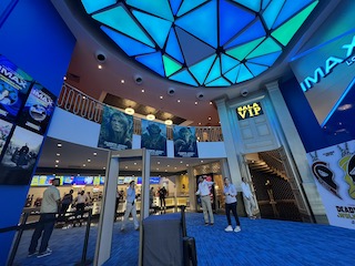 Supercines Orellana has also relied on Christie’s digital signage technology to animate its lobbies. The complex deployed 50 Christie UHD552-L 55-inch LCD panels with 4K UHD resolution that allow it to offer a more digital, animated, and innovative image to its customers.